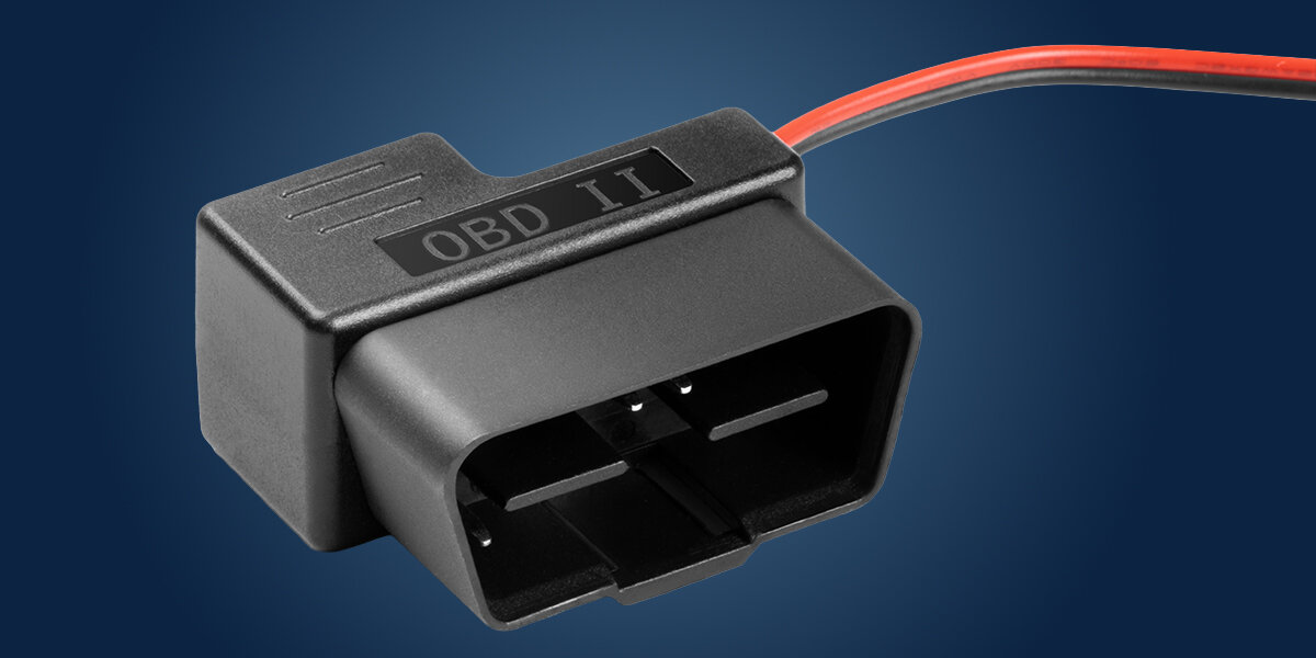 Adapter OBD-II zasilający kamery samochodowe z kontrolą napięcia i monitoringiem parkingowym, adapter na niebieskimn tle