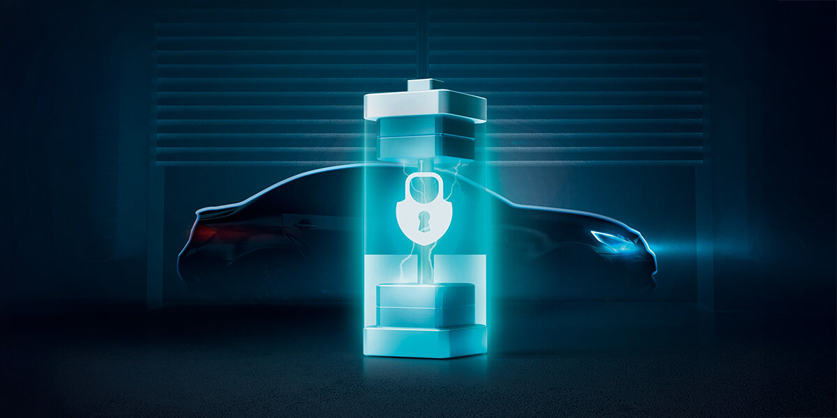 Adapter samochodowy 70MAI OBD-II Hardwire Kit USB-C -  z pięcioma poziomami ochrony i monitoringiem napięcia akumulatora, samochód stojący przed wjazdem do garażu, bateria z kłudką