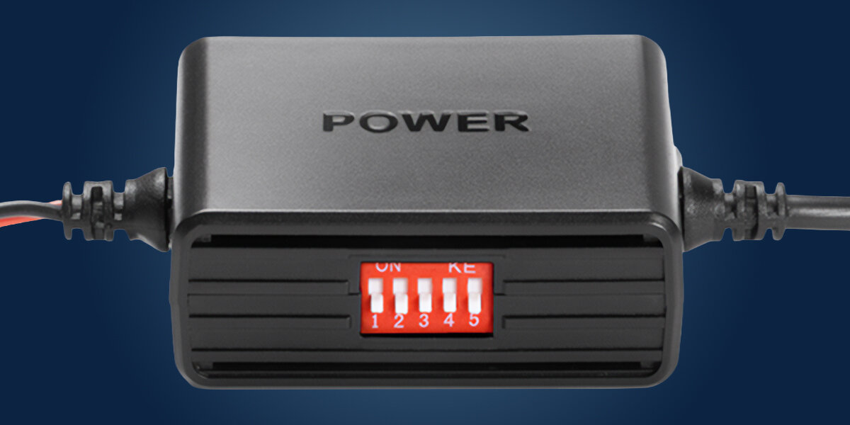 Adapter samochodowy 70MAI OBD-II Hardwire Kit USB-C -  z konfiguracją DIP switch i kontrolką LED, adapter z pokazanym włącznikiem na niebieskim tle