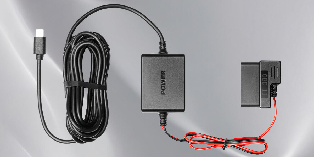 Adapter samochodowy 70MAI OBD-II Hardwire Kit USB-C -  zgodny z instalacjami 12V 24V i kablem USB Type-C 3,5m, adapter od frontu na szarym tle