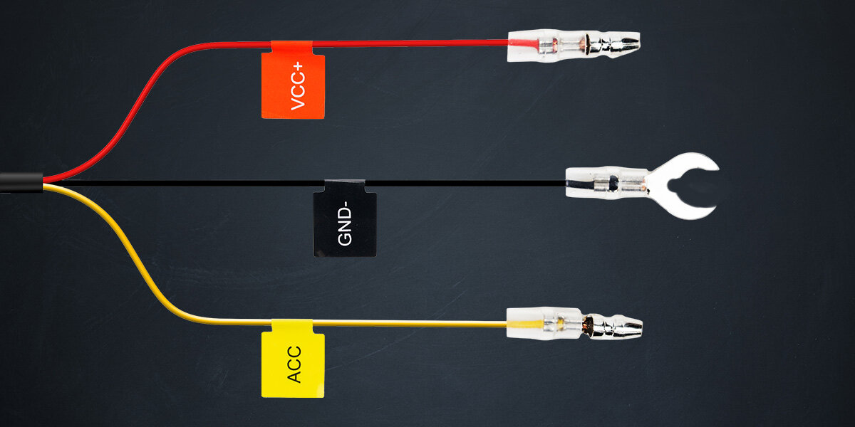 Adapter samochodowy 70MAI Hardwire Kit UP06 zestaw montażowy z bezpiecznikami fuse tap i taśmą 3M, trzy kable o różnych kolorach na ciemnym tle