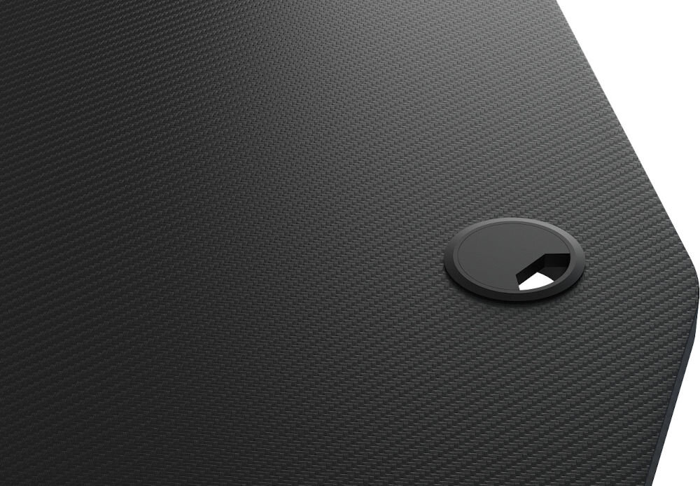 Biurko gamingowe ANDA SEAT Shadow Warrior Czarny zbliżenie na wloty na kable na białym tle dwa praktyczne wloty na przewody uporządkowanie kabli czystość zorganizowany blat komfort