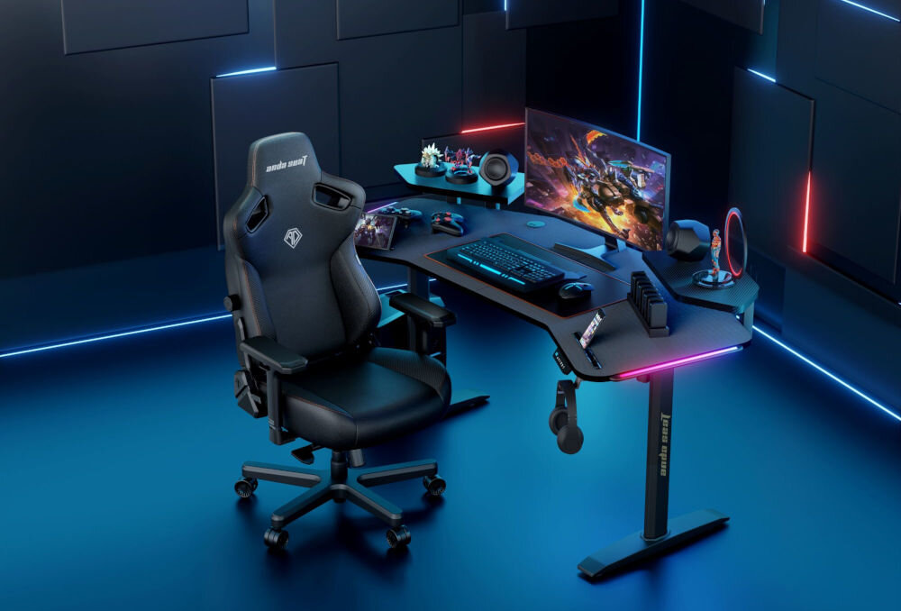Biurko gamingowe ANDA SEAT Shadow Warrior Czarny prezentacja biurka w pokoju z akcesoriami i sprzętem gamingowym LED-y zmiana koloru co 3 sekundy atmosfera gamingowa immersja podkreślenie stylu