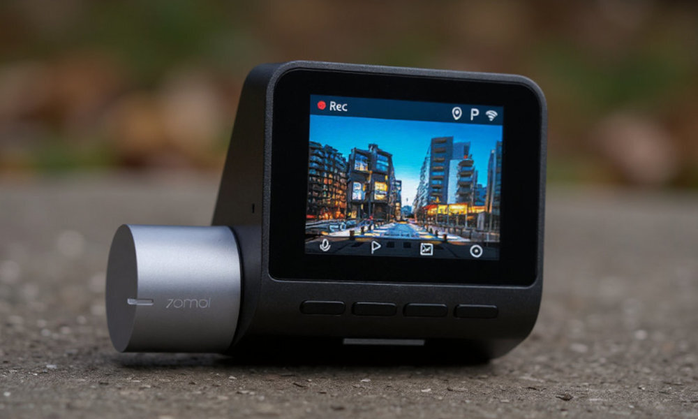 Wideorejestrator 70MAI A410 - wideorejestrator na rozmazanym tle