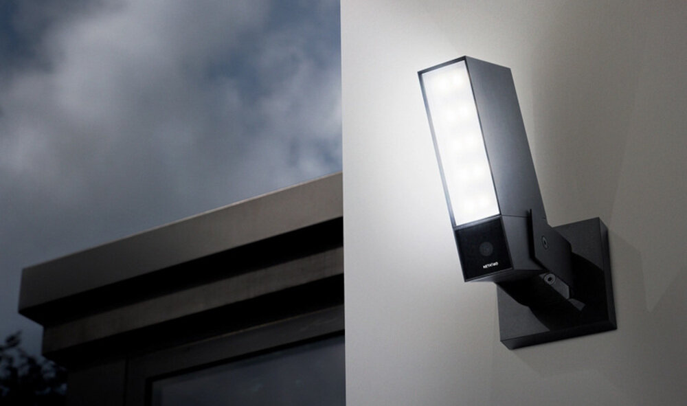 Kamera monitorująca NETATMO NOC01-EU Presence wbudowany inteligentny system oświetlenia można włączyć ręcznie za pomocą aplikacji lub zaprogramować aby włączało się w przypadku wykrycia osoby samochodu zwierzęcia