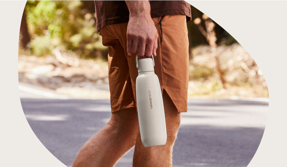 BUTELKA TERMICZNA SODASTREAM DO GAZOWANIA WODY PIASKOWA 0.9L osoba trzyma beżową butelkę za uchwyt eleganckie i funkcjonalne rozwiązanie Izolacja próżniowa Podwójne ścianki utrzymanie temperatury zimnych i ciepłych napojów Optymalnie schłodzone napoje utrzymanie temperatury do 12 godzin Wielorazowa i stylowa minimalistyczny design ostrzeżenie nie wolno nasycać gazem wody o temperaturze powyżej 45 stopni