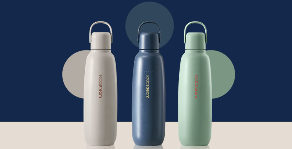 BUTELKA TERMICZNA SODASTREAM DO GAZOWANIA WODY PIASKOWA 0.9L ciemne tło trzy butelki beżowa granatowa i miętowa dopasowanie do stylu życia sprawdzi się w każdej sytuacji codzienny niezbędnik w pracy na uczelni na treningu utrzymuje temperaturę W podróży i na świeżym powietrzu na weekendowy wypad miejskie spacery do plecaka pomysł na prezent praktyczna stylowa przyjazna środowisku dla miłośników eleganckich rozwiązań