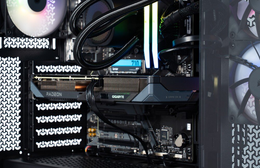 Komputer OPTIMUS E-Sport GB650T-CR4 Zbliżenie na wnętrze obudowy prezentujące kartę graficzną Radeon z napisem 'GAME ON' oraz logo Gigabyte, karta graficzna, pamięć VRAM, płynność