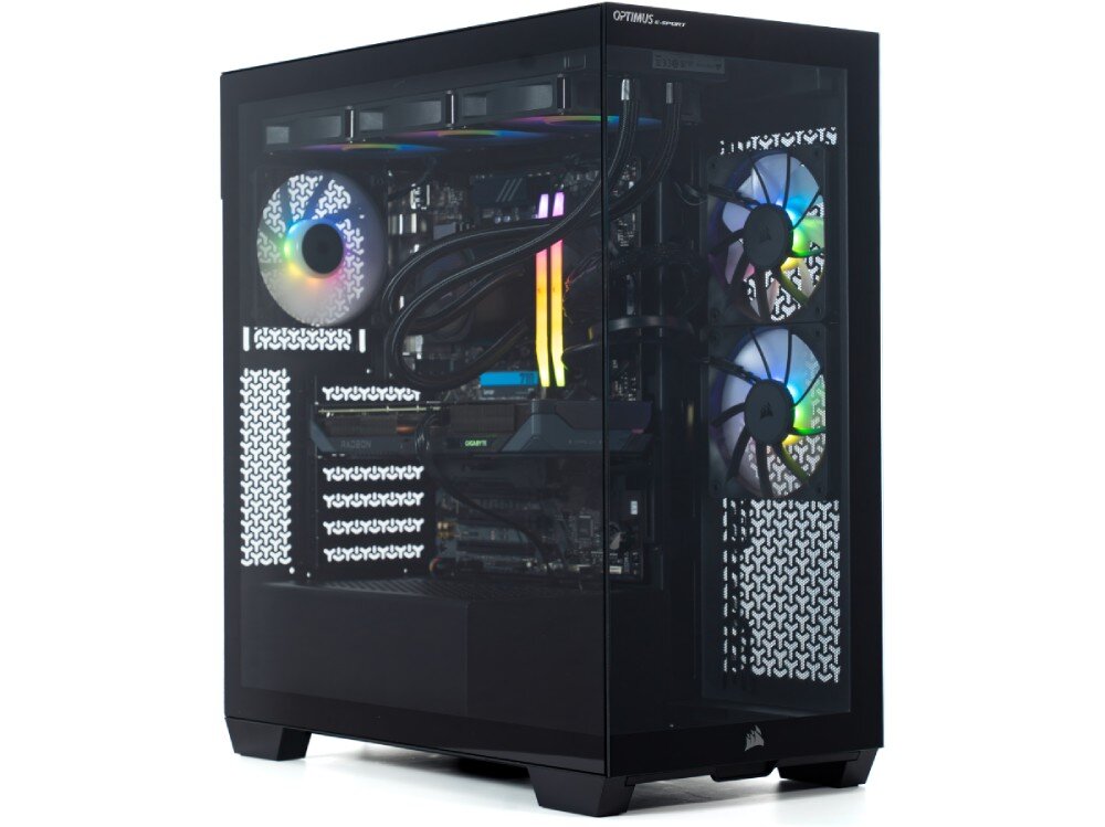 Komputer OPTIMUS E-Sport GB650T-CR4 Komputer stacjonarny w czarnej obudowie typu mid-tower z przeszklonymi panelami widoczny pod kątem na białym tle, podzespoły wewnątrz posiadają wielokolorowe podświetlenie, łączność, Wi-Fi, porty