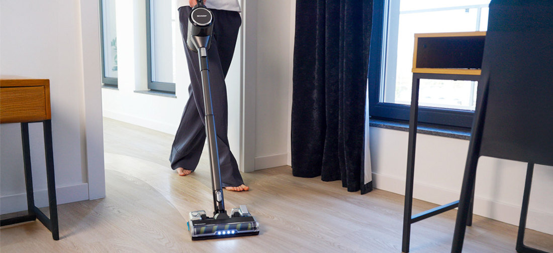 Odkurzacz SHARP SA-VP4261BS Sprzątaj dokładnie Odkurzanie i mopowanie nakładka mopująca z dwoma wymiennymi padami Łatwy montaż na rzep zwykłej wody* lub płynu do podłógy