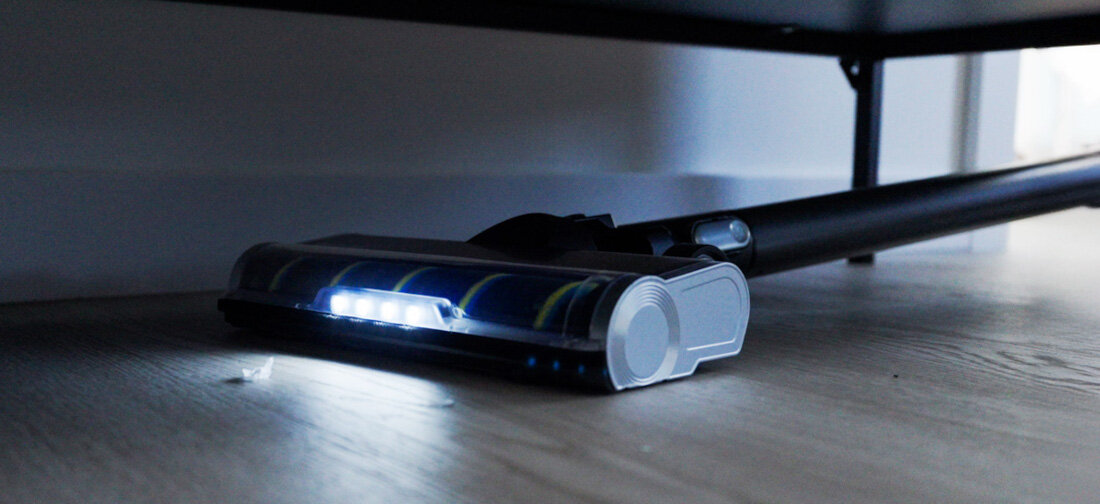 Odkurzacz SHARP SA-VP4261BS Podświetlenie LED szczotka AntiTangle zapobiega owijaniu się włosów i sierścidla właścicieli zwierząt  Technologia AntiTangle