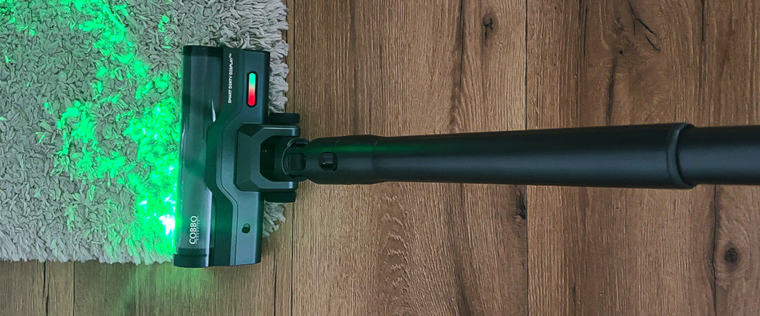Odkurzacz COBBO Ultra Steam UV System Optirey™ w COBBO ULTRA STEAM UV zielone światło do przodu i na boki kurz, włosy i drobne zabrudzenia