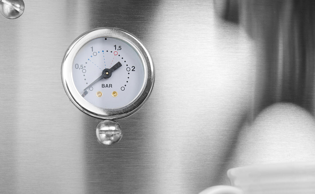 Ekspres HENDI Romeo Pro 207659 Profesjonalny Jakość dla gastronomii Automatyczny ekspres kolbowy z pompą rotacyjną Stabilne ciśnienie 9 barów ułatwienie