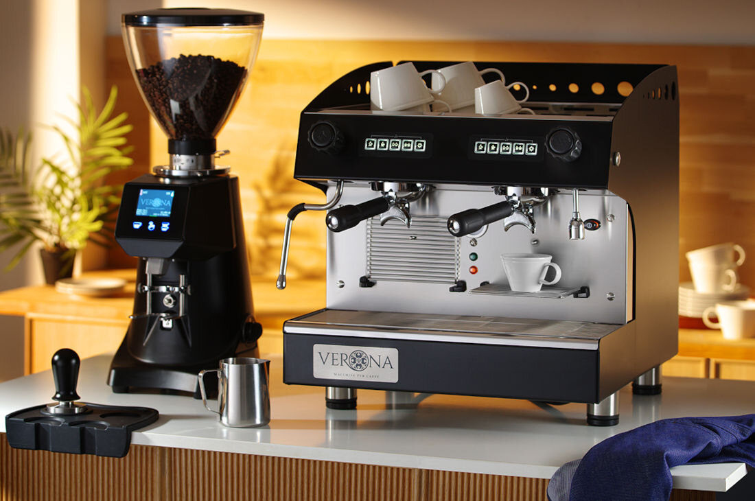 Ekspres HENDI Julia Compact 207499 Czarny Profesjonalny Przeznaczenie gastronomiczne  do pracy w kawiarniach, barach, restauracjach i hotelach moc ciśnienie