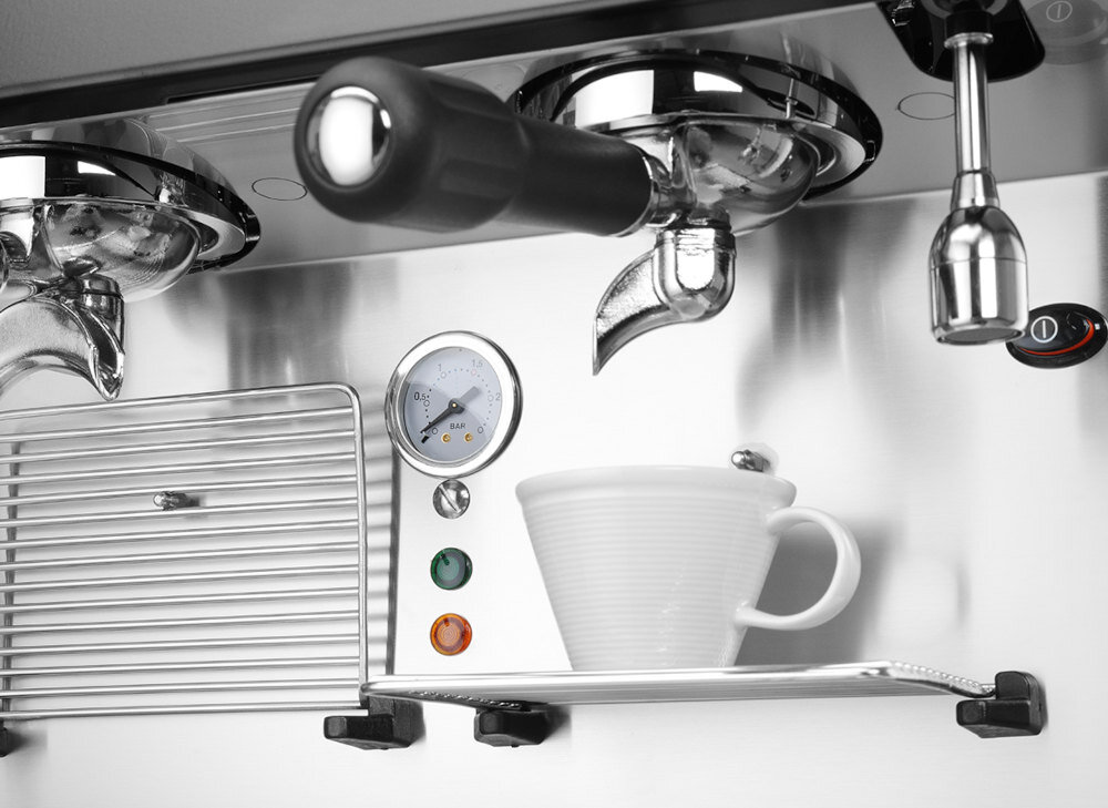 Ekspres HENDI Julia Compact 207499 Czarny Profesjonalny Spienianie i gorąca woda Jedna dysza parowa spienianie mleka do cappuccino i latte osobna dysza do wrzątku wysokość serwowanie