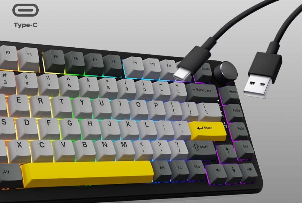 Klawiatura AJAZZ AK820 Max Czarna klawiatura z podświetleniem i żółtymi akcentami, do której podłączany jest czarny kabel ze złączem Type-C oraz widoczną wtyczką USB, podłączenie, port, układ