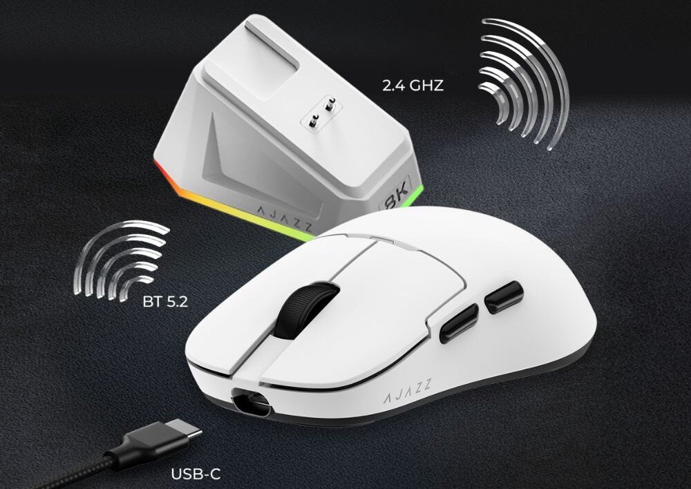 Mysz AJAZZ AJ159 Pro Biała mysz, stacja dokująca, kabel USB-C oraz ikony fal bezprzewodowych z napisami '2.4 GHZ' i 'BT 5.2' na ciemnym, teksturowanym tle, łączność, tryby, akumulator