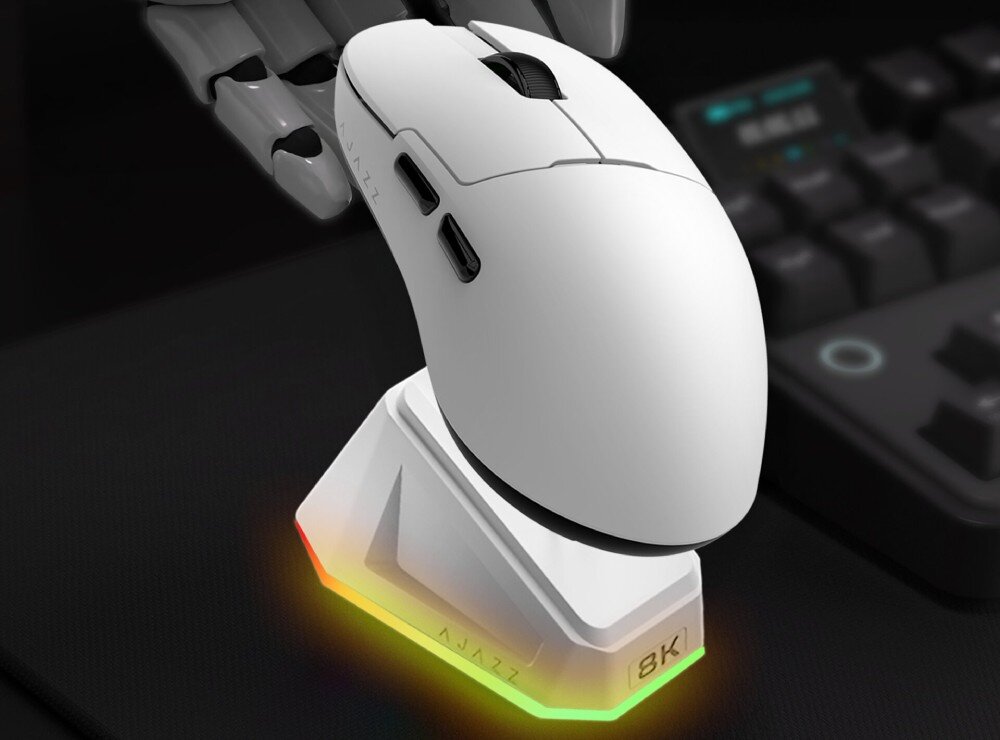 Mysz AJAZZ AJ159 Pro Czarna mysz umieszczona na podświetlanej stacji dokującej z napisem '8K', podtrzymywana od tyłu przez mechaniczną dłoń robota, stacja ładująca, działanie, podświetlenie