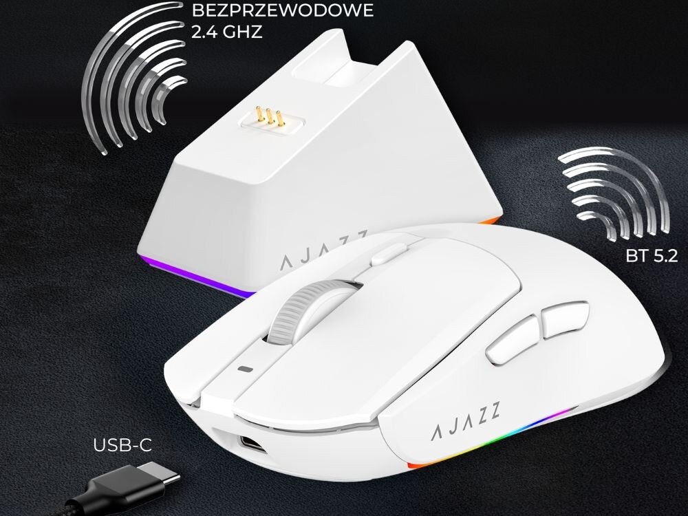 Mysz AJAZZ AJ139 V2 MC Biała mysz komputerowa leżąca obok stacji dokującej oraz końcówki kabla USB-C wraz z oznaczeniami łączności bezprzewodowej 2.4 GHZ oraz BT 5.2, łączność, Bluetooth, port