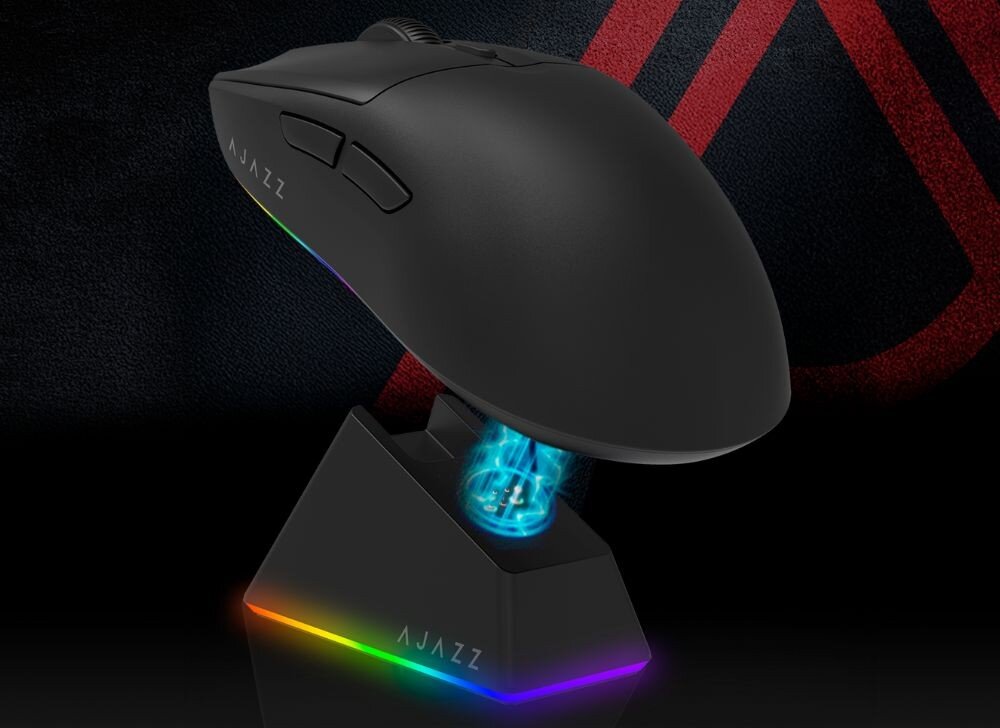 Mysz AJAZZ AJ139 V2 MC Czarna mysz komputerowa unosząca się nad magnetyczną stacją dokującą z widoczną grafiką niebieskiego wyładowania i wielobarwnym podświetleniem, stacja ładująca, ładowanie, podświetlenie