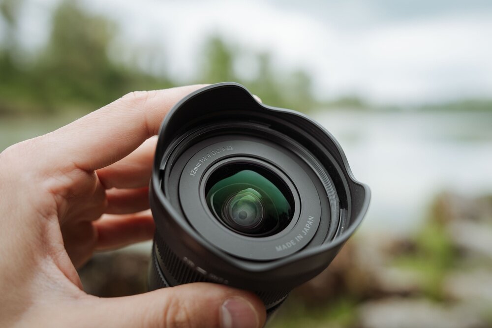 Lifestyle z obiektywem SIGMA 12mm F1.4 DC Contemporary Canon RF w użyciu