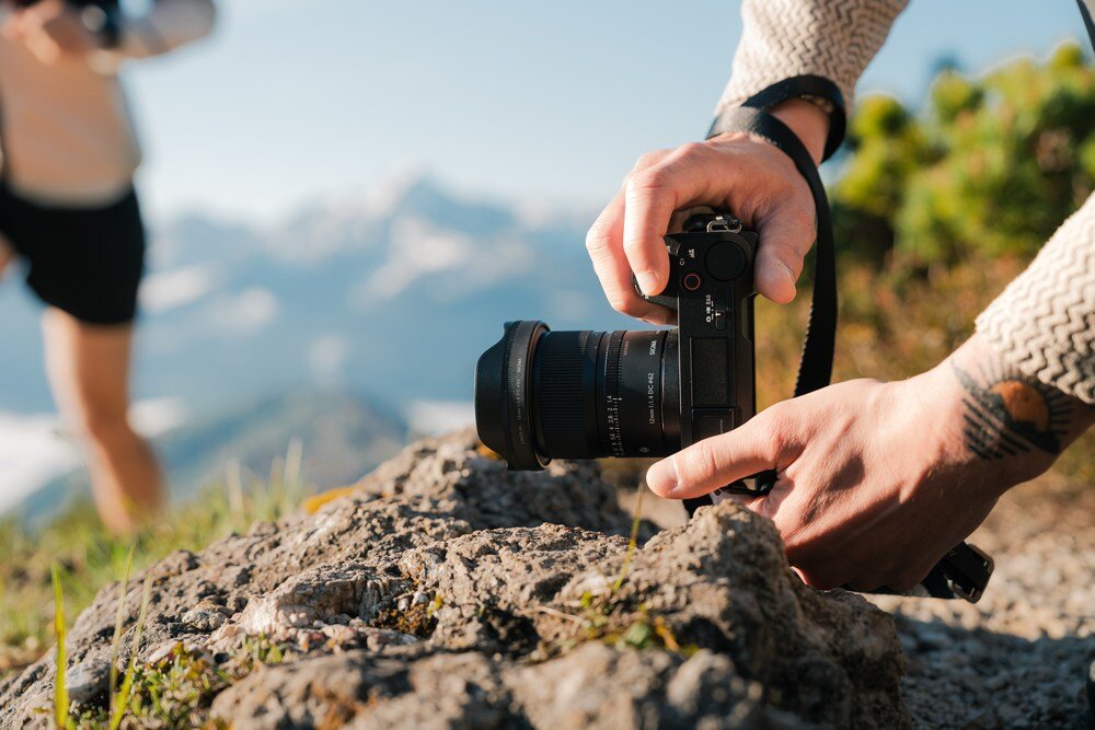 Obiektyw SIGMA 12mm F1.4 DC Contemporary Canon RF w terenie plenerowym