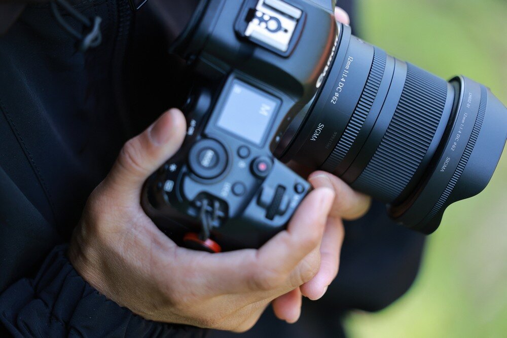 Obiektyw SIGMA 12mm F1.4 DC Contemporary Canon RF z zamontowanym filtrem 62 mm