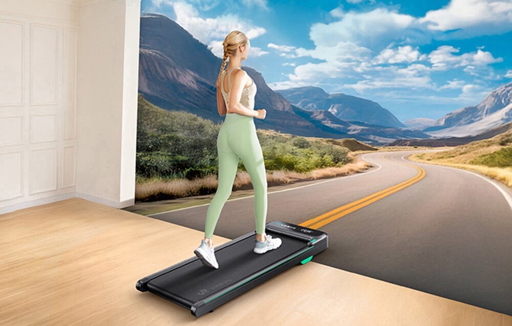 Bieżnia elektryczna UREVO Spacewalk E4 550W 6 km-h pokój osoba korzysta z bieżni na ścianie zdjęcie drogi tryb Competitive Mode można rywalizować z innymi użytkownikami aplikacji spokojne tempo Outdoor Scene Mode przeniesie Cię na wirtualną wycieczkę