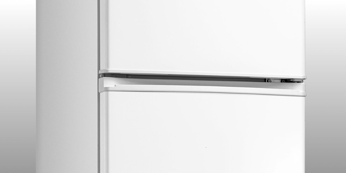 Stylowy design i możliwość zmiany kierunku otwierania drzwi w lodówce MIDEA