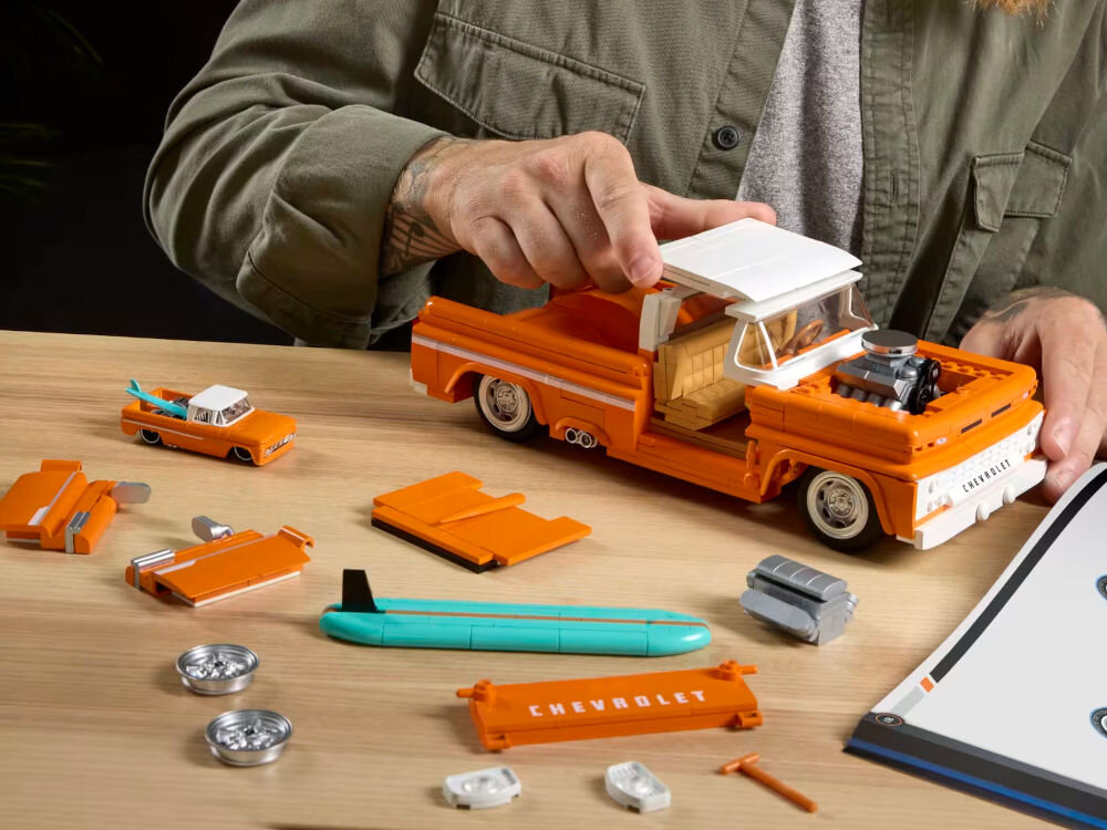 Klocki plastikowe BRICK SHOP Hot Wheels Elite Series Custom 62 Chevy Pickup JFT20 w trakcie składania na blacie rozłożone części