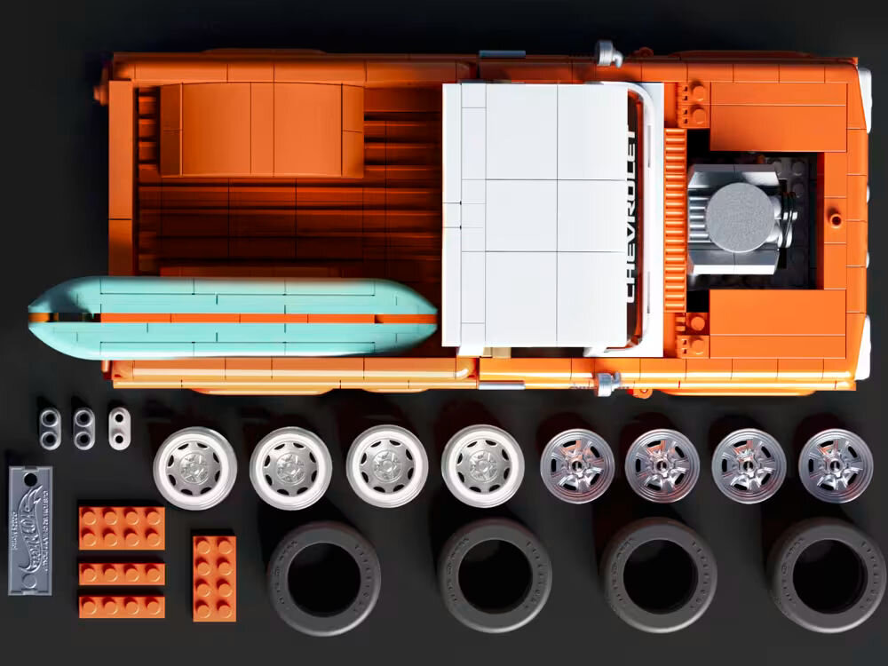 Klocki plastikowe BRICK SHOP Hot Wheels Elite Series Custom 62 Chevy Pickup JFT20 widok z góry na samochód i ułożóne wokół niego części