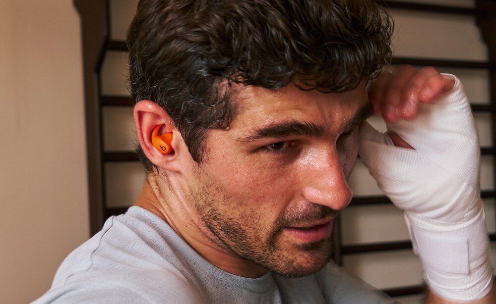 Apple Powerbeats Fit dźwięk przestrzenny przetworniki akustyczne