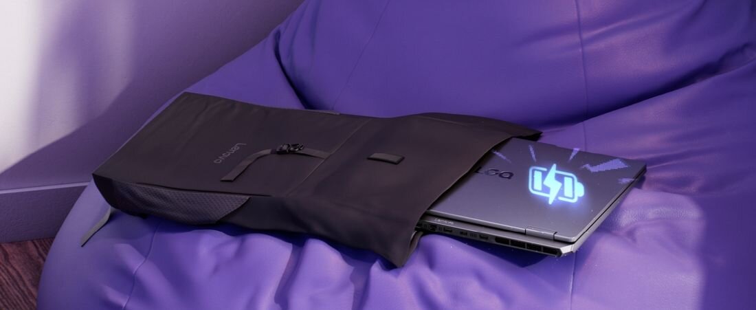 Laptop LENOVO LOQ 17IRX10 w srebrnej obudowie na aluminiowym stojaku z niebieskim podświetleniem, holograficzna ikona baterii z piorunem nad klawiaturą, bateria 60 Wh z technologią Rapid Charge Pro - Bateria 60 Wh, Rapid Charge Pro