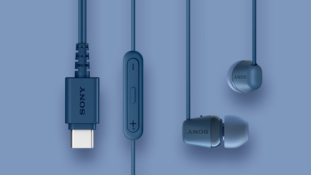 Słuchawki dokanałowe SONY IER-EX15C na jasnym tle widoczne obie słuchawki i złącze usb-c