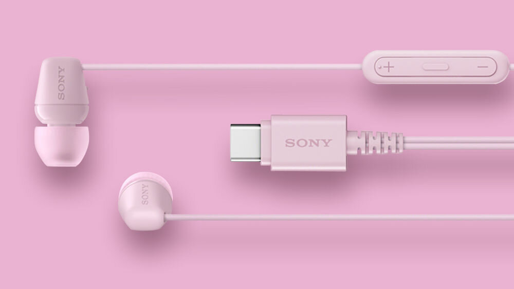 Słuchawki dokanałowe SONY IER-EX15C na jasnym tle widoczne obie słuchawki i złącze usb-c
