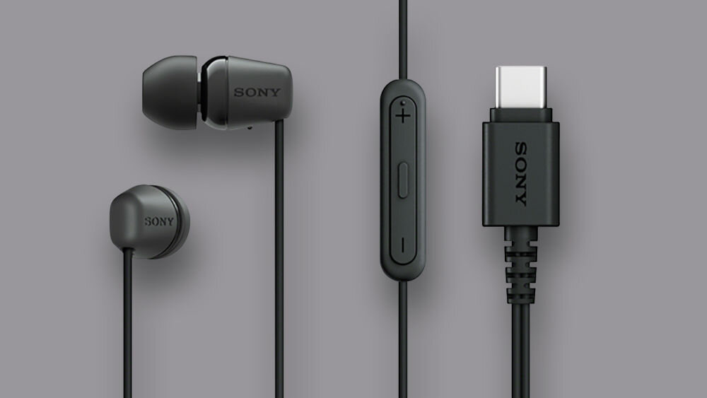 Słuchawki dokanałowe SONY IER-EX15C na jasnym tle widoczne obie słuchawki i złącze usb-c