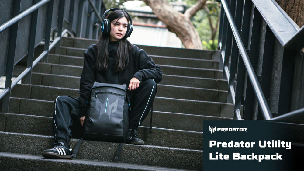 PLECAK PREDATOR UTILITY LITE 16 osoba siedząca na schodach z plecakiem napis Predator Utility Lite Backpack (plecak)