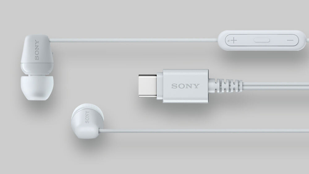 Słuchawki dokanałowe SONY IER-EX15C na jasnym tle widoczne obie słuchawki i złącze usb-c