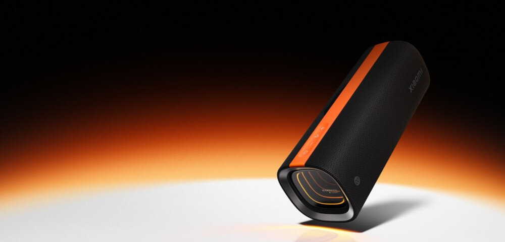 Głośnik mobilny XIAOMI Sound Party, energia muzyki, dynamiczne brzmienie i stylowa konstrukcja, głosnik pod skosem na czarno pomarańczowo białym tle