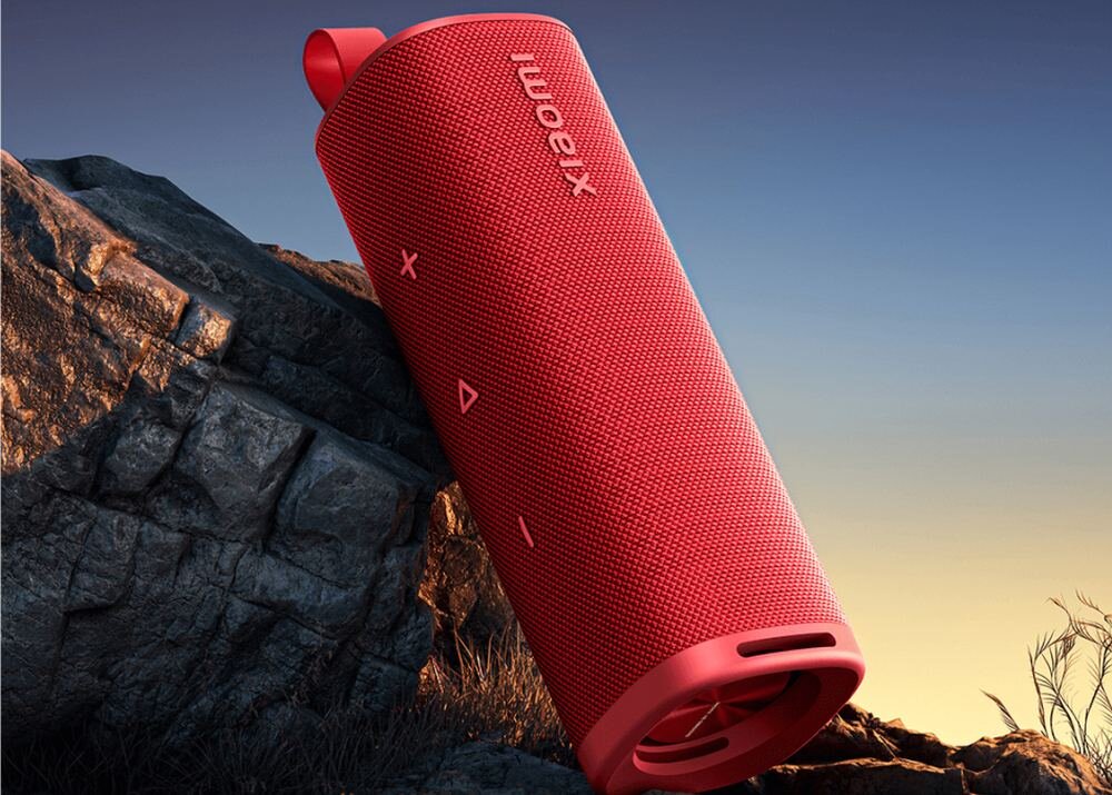 Głośnik mobilny XIAOMI Sound Outdoor oparty o skałę 
