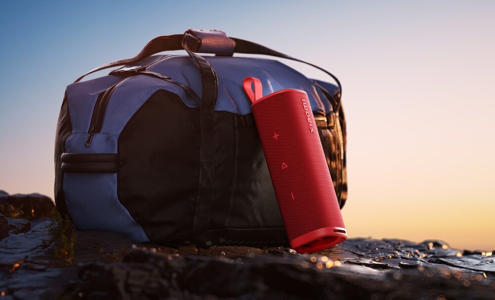 Głośnik mobilny XIAOMI  oparty o torbę  