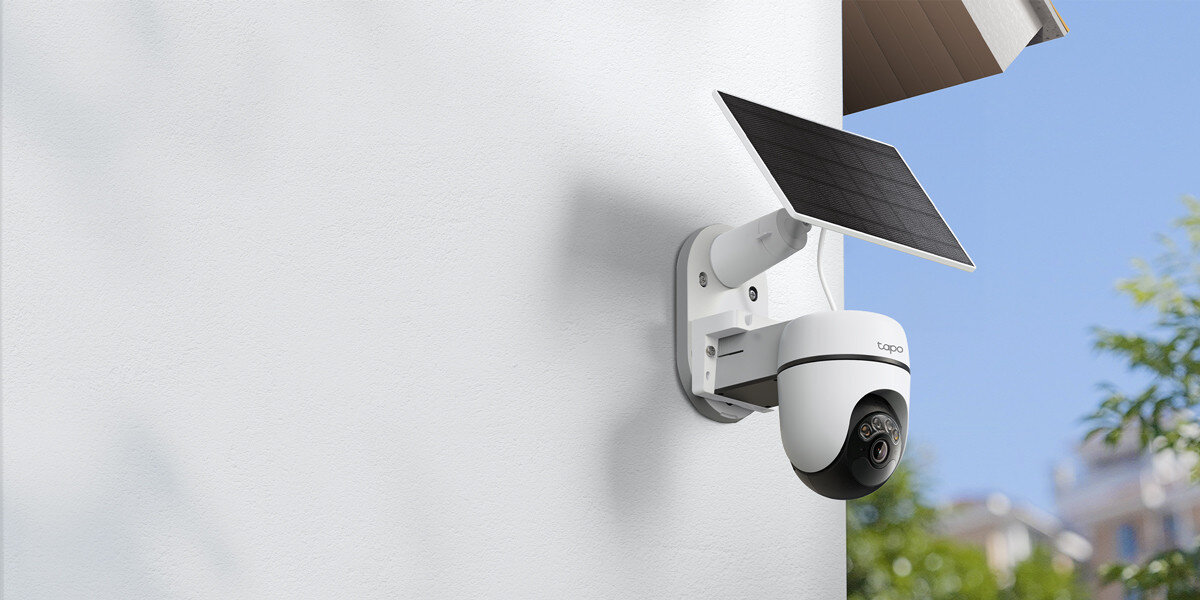 Kamera TP-LINK Tapo C610 Zewnętrzna, Wi-Fi, Kamera obrotowa, obrotowa, solarna, 2K, WiFi, kamera z panelem zamontowana na ścianie w słoneczny dzień
