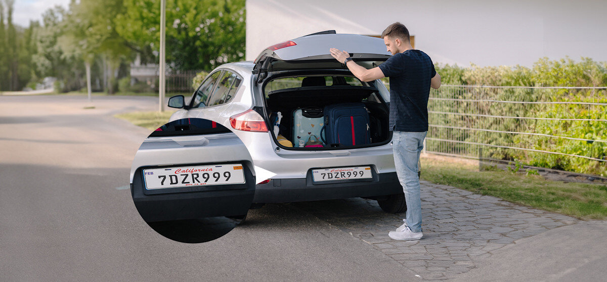 Kamera TP-LINK Tapo C610 Zewnętrzna, Wi-Fi, Kamera obrotowa, kamera, 2k, detale, rozdzielczość, mężczyzna zamyka klapę bagażnika ze zbliżeniem na rejestrację auta