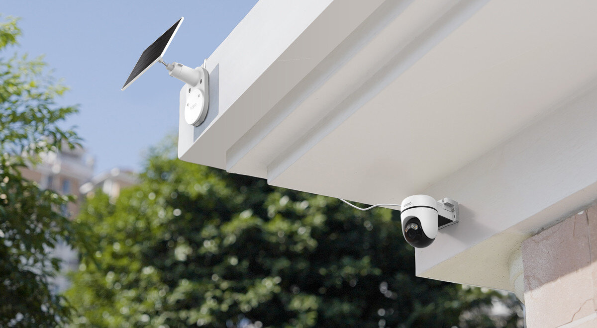 Kamera TP-LINK Tapo C610 Zewnętrzna, Wi-Fi, Kamera obrotowa, panel, bateria, energia, słońce, kamera zamonowana na ścianie budynku wraz z panelem