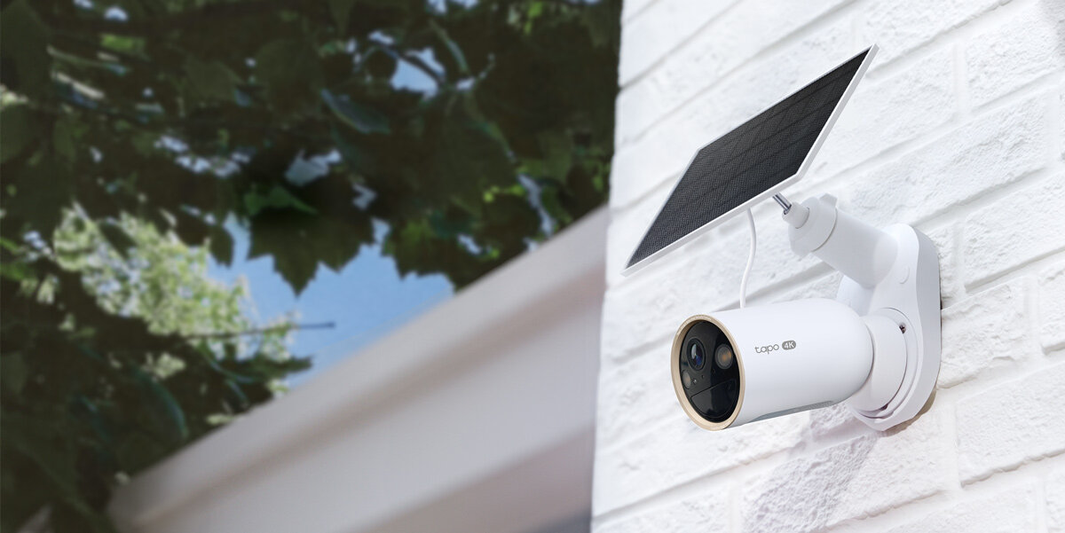 Kamera TP-LINK Tapo C460 Kit Zewnętrzna, Wi-Fi, Monitoring, 4K, solar, bezpieczeństwo, Kamera z panelem słonecznym na białej ścianie.