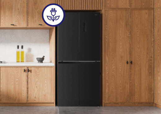 Lodówka MPM-404-SBF-14/D w drewnianej zabudowie kuchennej. Ikona liści i zasilacza.