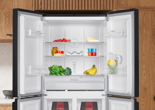 Zbliżenie na otwartą lodówkę MPM-404-SBF-14/D. W środku produkty spożywcze.