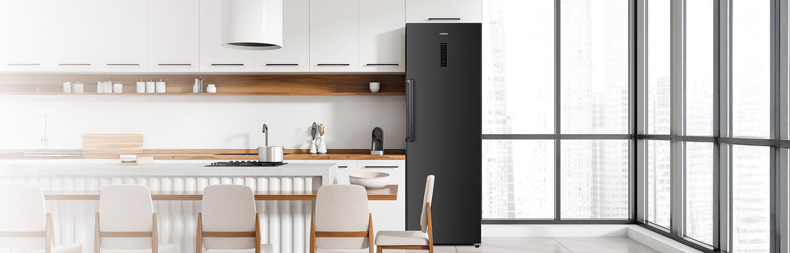 Zamrażarka szufladowa MPM-304-ZF-18/D w jasnej zabudowie kuchennej.