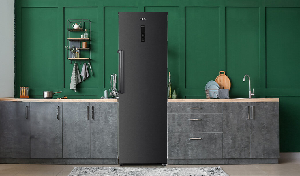 Zamrażarka szufladowa MPM-304-ZF-18/D w ciemnej zabudowie kuchennej.