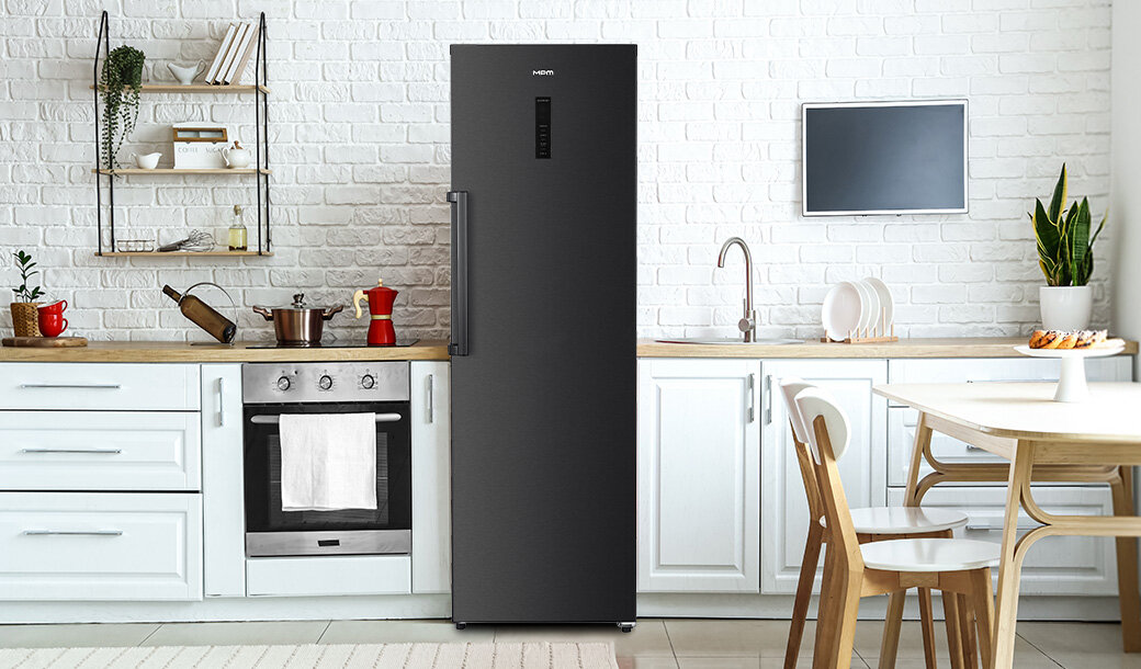 Zamrażarka szufladowa MPM-304-ZF-18/D stoi między szafkami kuchennymi.